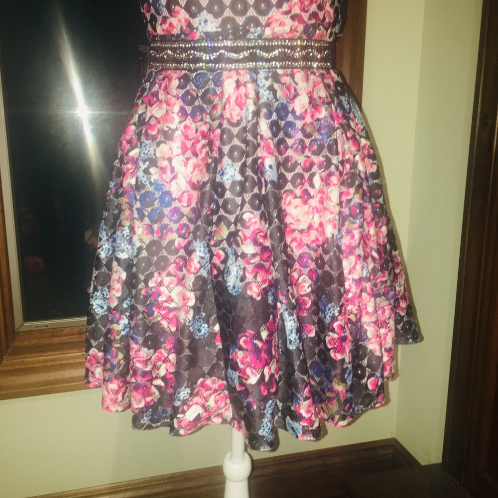 SOLD IN BUNDLE BETSEY JOHNSON FLORAL DRESS - Picture 4 of 7